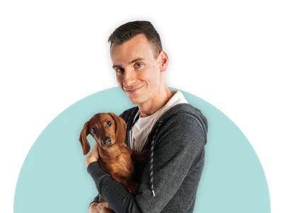 Robert drží jezevčíka