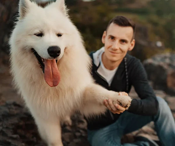 Robert s velkým bílým samoyedem, venku