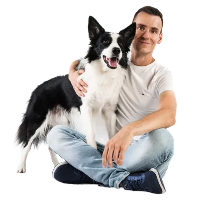 Robert sedí na zemi s border collie