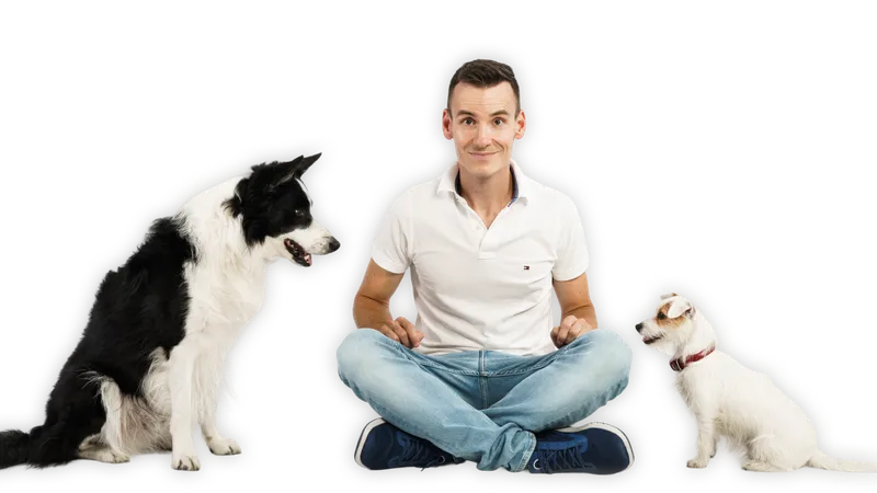 Robert sedí se dvěma psy různých plemen